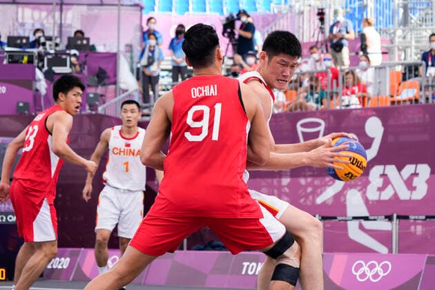 (210727) -- TOKYO, July 27, 2021 -- Hu Jinqiu (1st R) of China drives the ball during the Tokyo 2020 3X3 basketball men s pool round match between China and Japan in Tokyo, Japan, July 27, 2021. ) (TOKYO2020)JAPAN-TOKYO-OLY-3x3 BASKETBALL-CHINA VS JAPAN ZhangxXiaoyu 