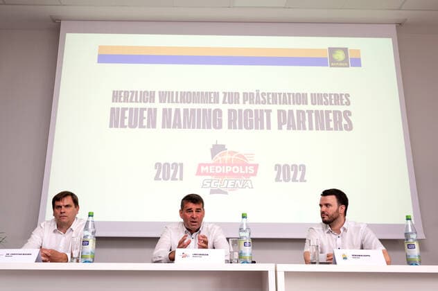 Press conference Basketball BARMER 2 Basketball Bundesliga ProA Science City Jena becomes MEDIPOLIS SC Jena v li Medipolis Managing Director Dr Christian Wegner, Baskets Jena Managing Director Lars Eberlein and Jenas Finance Director Benjamin Koppe Sparkassen Arena Jena