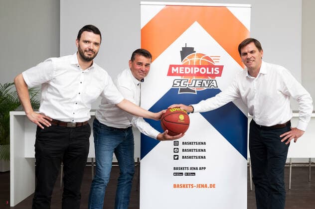 Press conference Basketball BARMER 2 Basketball Bundesliga ProA Science City Jena becomes MEDIPOLIS SC Jena f l y Jenas head of finance Benjamin Koppe, Baskets Jena managing director Lars Eberlein and Medipolis managing director Dr Christian Wegner present the new logo Sparkassen Arena Jena