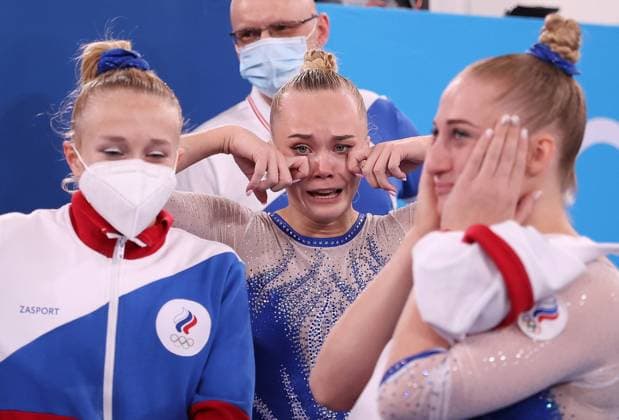 Tokio 2020 im Jahr 2021, Rückblick: Olympische Highlights Sport Bilder des Tages (210727) -- TOKYO, July 27, 2021 -- Angelina Melnikova (C) of ROC cries after the artistic gymnastics women s team final at the Tokyo 2020 Olympic Games, Olympische Spiele, Olympia, OS in Tokyo, Japan, July 27, 2021. ) (TOKYO2020)XHTP-JAPAN-TOKYO-OLY-ARTISTIC GYMNASTICS-WOMEN S TEAM-FINAL CaoxCan 
