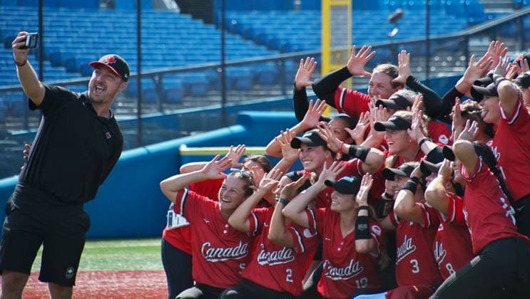 Tokio 2020 im Jahr 2021, Rückblick: Olympische Highlights Canada s players pose for camera after their victory against Italy in the semi final during the Tokyo Olympics Softball at Yokohama Studium in Yokohama, Kanagawa-Prefecture, Japan on Tuesday, July 27, 2021.  OLY20210727003 KEIZOxMORI