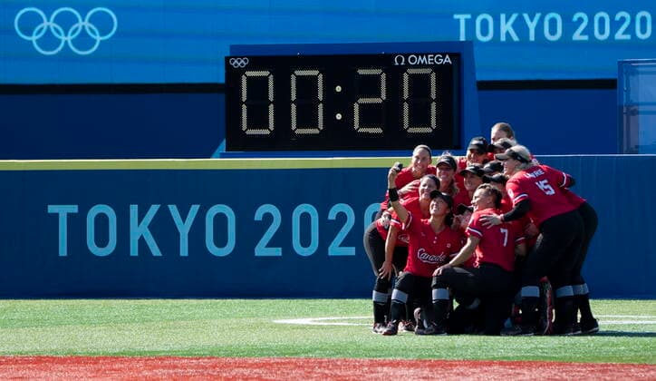 July 27, 2021, Yokohama, Japan: CanadaöÄÃ s WomenöÄÃ s softball team pose for a selfie after winning the bronze medal at the Tokyo Olympics, Tuesday, July 27, 2021 in Yokohama, Japan. Canada News - July 27, 2021  - ZUMAc35_ 20210727_zaf_c35_067 Copyright: xThexCanadianxPressx