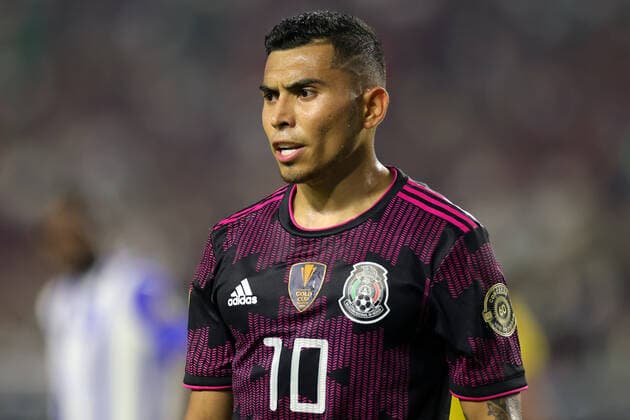 GLENDALE, AZ - JULY 24: Mexico midfielder Orbelin Pineda (10) looks on in action during the CONCACAF Gold Cup quarterfinals match between Mexico and Honduras on July 24, 2021 at State Farm Stadium in Glendale, AZ. (Photo by Robin Alam Icon Sportswire) SOCCER: JUL 24 Concacaf Gold Cup Quarterfinal - Mexico v Honduras Icon164210724012