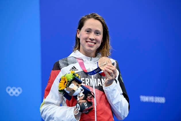 Bilder des Jahres 2021, Sport 07. Juli Sport Themen der Woche KW30 Sport Bilder des Tages KOEHLER Sarah Team GER 1500m Freistiel Finale 3.Platz bei der Siegerehrung mit Brozemedalle TOKYO Olympic Games, Olympische Spiele, Olympia, OS 2020 Sommerspiele in Tokyo Schwimmen am 28. 07.2021 in Tokyo *** KOEHLER Sarah Team GER 1500m Free Final 3 Place at the Award Ceremony with Brozemedalle TOKYO Olympic games 2020 Summer Games in Tokyo Swimming on 28 07 2021 in Tokyo