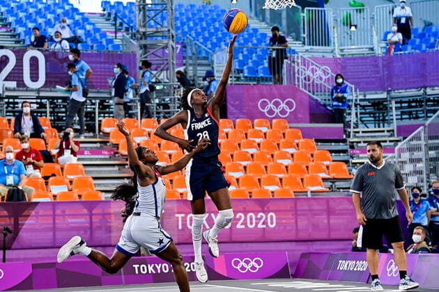 Young Jacquelyn (USA) vs Toure Mamignan (Fra) BASKET3X3 : USA vs France - femmes - Jeux Olympiques - Tokyo - 28 07 2021 JBAutissier Panoramic 