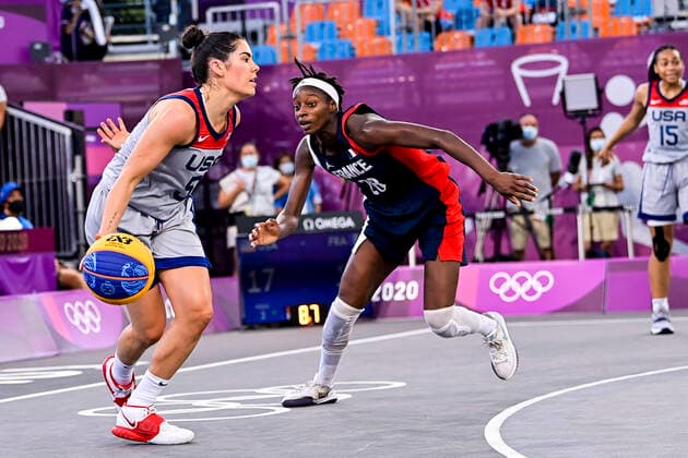 Plum Kelsey (USA) vs Toure Mamignan (Fra) BASKET3X3 : USA vs France - femmes - Jeux Olympiques - Tokyo - 28 07 2021 JBAutissier Panoramic 