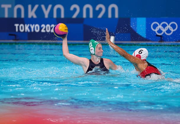 (210728) -- TOKYO, July 28, 2021 -- Chloe Meecham (L) of South Africa vies with Gurpreet Sohi of Canada during the women s Water polo, Wasserball preliminary round match between Canada and South Africa at the 2020 Tokyo Olympic Games, Olympische Spiele, Olympia, OS in Tokyo, Japan, on July 28, 2021. ) (SP)JAPAN-TOKYO-OLYMPICS-WATER POLO-WOMEN S PRELIMINARY WangxJingqiang 