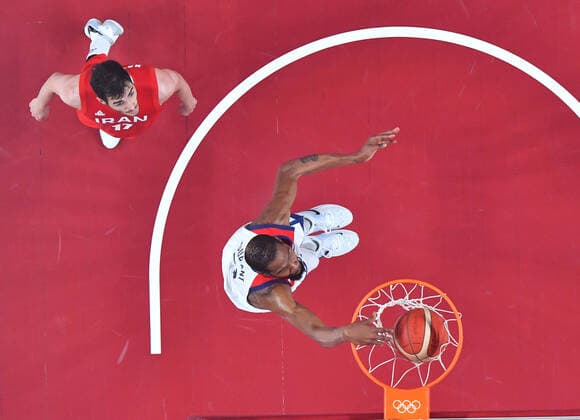 Sport Bilder des Tages (210728) -- TOKYO, July 28, 2021 -- Kevin Durant (R) of the United States dunks during the men s preliminary round match of basketball between the United States and Iran at Tokyo 2020 Olympic Games, Olympische Spiele, Olympia, OS in Saitama, Japan, July 28, 2021. ) (TOKYO2020)JAPAN-SAITAMA-OLY-BASKETBALL-MEN S PRELIMINARY MengxYongmin 