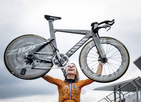 TOKYO Annemiek van Vleuten holds her bike above her head after winning the individual road time trial at Fuji International Speedway during the Tokyo Olympics KOEN VAN WEEL W xVIxANPxSportx xxANPxIVx 434491374