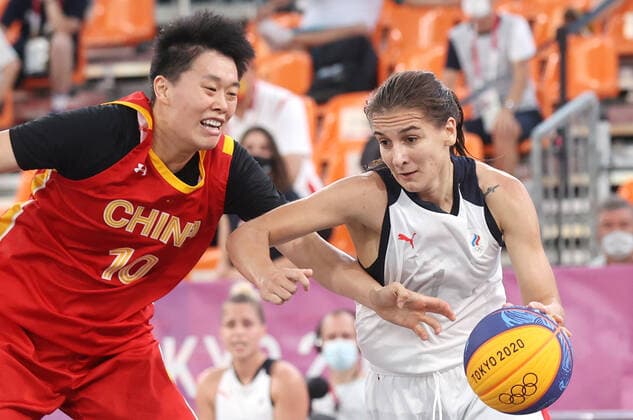 TOKYO, JAPAN - JULY 28, 2021: ROC s Yulia Kozik (R) dribbles past China s Zhang Zhiting in their women s 3x3 basketball semifinal match during the Tokyo 2020 Summer Olympic Games, Olympische Spiele, Olympia, OS at the Aomi Urban Sports Park. Stanislav Krasilnikov TASS  TS109FE1