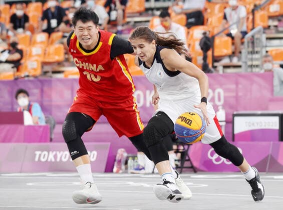 TOKYO, JAPAN - JULY 28, 2021: ROC s Yulia Kozik (R) dribbles past China s Zhang Zhiting in their women s 3x3 basketball semifinal match during the Tokyo 2020 Summer Olympic Games, Olympische Spiele, Olympia, OS at the Aomi Urban Sports Park. Stanislav Krasilnikov TASS  TS109FE2