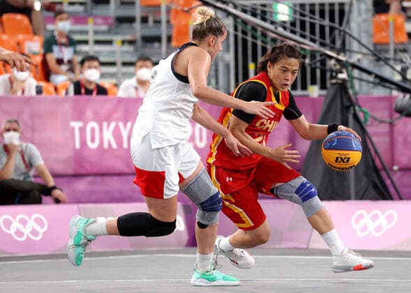 TOKYO, JAPAN - JULY 28, 2021: China s Lili Wang (L) dribbles past ROC s Yevgenia Frolkina in their women s 3x3 basketball semifinal match during the Tokyo 2020 Summer Olympic Games, Olympische Spiele, Olympia, OS at the Aomi Urban Sports Park. Stanislav Krasilnikov TASS  TS109FE3