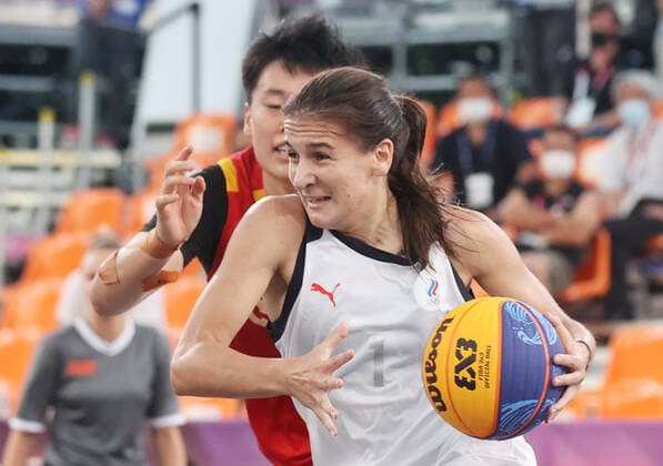 TOKYO, JAPAN - JULY 28, 2021: ROC s Yulia Kozik (R) dribbles past China s Zhang Zhiting in their women s 3x3 basketball semifinal match during the Tokyo 2020 Summer Olympic Games, Olympische Spiele, Olympia, OS at the Aomi Urban Sports Park. Stanislav Krasilnikov TASS  TS109FF1
