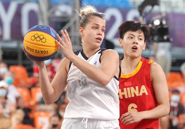 TOKYO, JAPAN - JULY 28, 2021: China s Yang Shuyu (R) defends against ROC s Olga Frolkina in their women s 3x3 basketball semifinal match during the Tokyo 2020 Summer Olympic Games, Olympische Spiele, Olympia, OS at the Aomi Urban Sports Park. Stanislav Krasilnikov TASS  TS109FF9