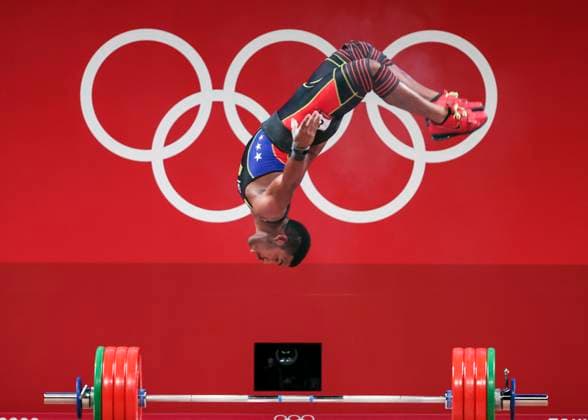 Tokio 2020 im Jahr 2021, Rückblick: Olympische Highlights Sport Bilder des Tages (210728) -- TOKYO, July 28, 2021 -- Julio Ruben Mayora Pernia of Venezuela somersaults during the men s 73kg weightlifting event of the Tokyo 2020 Olympic Games, Olympische Spiele, Olympia, OS in Tokyo, Japan, July 28, 2021. ) (TOKYO2020)XHTP-JAPAN-TOKYO-OLY-WEIGHTLIFTING-MEN S 73KG YangxLei 