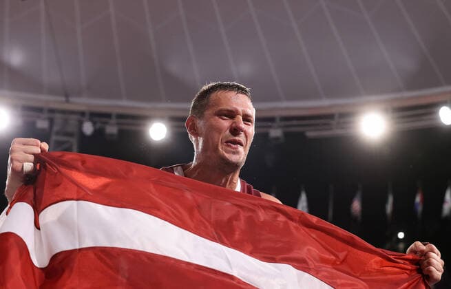 TOKYO, JAPAN - JULY 28, 2021: Latvia s Agnis Cavars waves a Latvian national flag as he celebrates winning their men s 3x3 basketball gold medal match against the ROC Team during the Tokyo 2020 Summer Olympic Games, Olympische Spiele, Olympia, OS at the Aomi Urban Sports Park. Stanislav Krasilnikov TASS  TS10A183