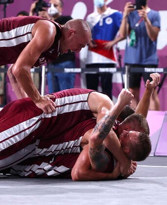 (210728) -- TOKYO, July 28, 2021 -- Players of Latvia celebrates after the Tokyo 2020 men s 3x3 basketball final match between Latvia and ROC in Tokyo, Japan, July 28, 2021. ) (TOKYO2020)JAPAN-TOKYO-OLY-3X3 BASKETBALL-MEN-FINAL LanxHongguang 