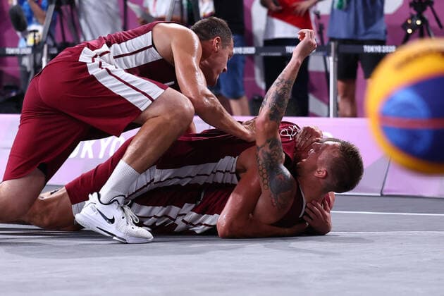 (210728) -- TOKYO, July 28, 2021 -- Players of Latvia celebrates after the Tokyo 2020 men s 3x3 basketball final match between Latvia and ROC in Tokyo, Japan, July 28, 2021. ) (TOKYO2020)JAPAN-TOKYO-OLY-3X3 BASKETBALL-MEN-FINAL LanxHongguang 