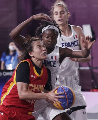 China s Lili Wang is guarded by Mamignan Toure of France (28) during the Women s 3X3 Basketball bronze medal game at the Tokyo Summer Olympics in Tokyo, Japan, on Wednesday, July 28, 2021. China won the game to take the bronze medal.  OLY20210728646 BOBxSTRONG