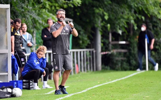 27 07 2021, xjhx, football test match, FSV Frankfurt SF Siegen emspor, v l coach Angelo Barletta FSV Frankfurt gives instructions, gestures, gesticulate with arms gives instructions, gesticulate DFL DFB REGULATES PROHIBIT ANY USE OF PHOTOGRAPHS as IMAGE SEQUENCES and or QUASI VIDEO Frankfurt am Main