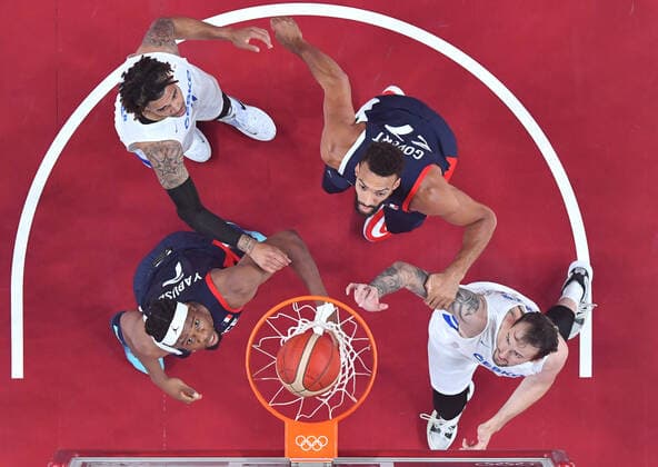 Sport Bilder des Tages (210728) -- TOKYO, July 28, 2021 -- Rudy Gobert (Top, R) of France competes during the men s preliminary round match of basketball between France and Czech Republic at Tokyo 2020 Olympic Games, Olympische Spiele, Olympia, OS in Saitama, Japan, July 28, 2021. ) (TOKYO2020)JAPAN-SAITAMA-OLY-BASKETBALL-MEN S PRELIMINARY MengxYongmin 