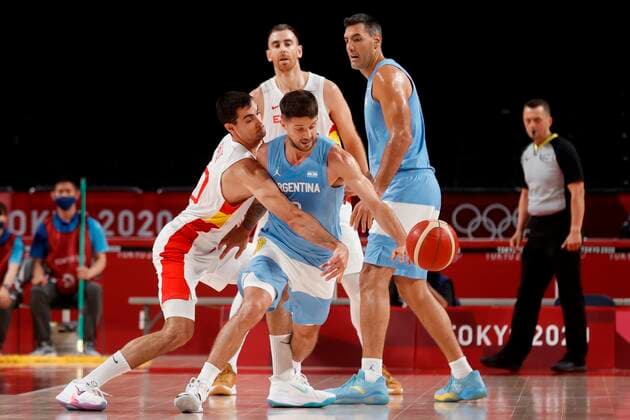 Spain s Alberto Abalde (L) in action against Argentina s Nico Laprovittola (C) during their match for Group C of men s basketball between Spain and Argentina for the 2020 Olympic Games, Olympische Spiele, Olympia, OS at the Saitama Super Arena in Tokyo, Japan, 29 July 2021. 2020 Olympics Basketball: Spain - Argentina !ACHTUNG: NUR REDAKTIONELLE NUTZUNG!  Copyright: xKaixFörsterlingx EVE4150 20210729-a5c725c2595112e1c33babbe068f6114a309a76a