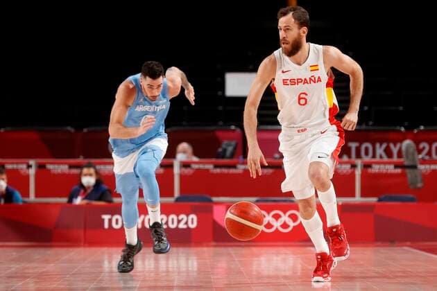 Spain s Sergio Rodriguez (R) in action against Argentina s Luca Vildoza (L) during their match for Group C of men s basketball between Spain and Argentina for the 2020 Olympic Games, Olympische Spiele, Olympia, OS at the Saitama Super Arena in Tokyo, Japan, 29 July 2021. 2020 Olympics Basketball: Spain - Argentina !ACHTUNG: NUR REDAKTIONELLE NUTZUNG!  Copyright: xKaixFörsterlingx EVE4163 20210729-d22ad972a40a7ee0b31d5d195908f1188fb0235f