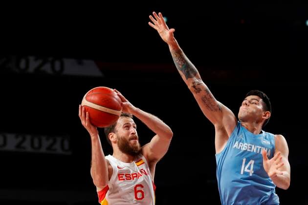 Spain s Sergio Rodriguez (L) in action against Argentina s Gabriel Deck (R) during their match for Group C of men s basketball between Spain and Argentina for the 2020 Olympic Games, Olympische Spiele, Olympia, OS at the Saitama Super Arena in Tokyo, Japan, 29 July 2021. 2020 Olympics Basketball: Spain - Argentina !ACHTUNG: NUR REDAKTIONELLE NUTZUNG!  Copyright: xKaixFörsterlingx EVE4169 20210729-a22aaf63eb9433136d728c3ec43748af8582e3cb