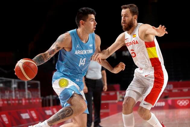 Spain s Sergio Llull (R) in action against Argentina s Gabriel Deck (L) during their match for Group C of men s basketball between Spain and Argentina for the 2020 Olympic Games, Olympische Spiele, Olympia, OS at the Saitama Super Arena in Tokyo, Japan, 29 July 2021. 2020 Olympics Basketball: Spain - Argentina !ACHTUNG: NUR REDAKTIONELLE NUTZUNG!  Copyright: xKaixFörsterlingx EVE4207 20210729-7d60519e73d0f4dd290599b7b0f0e95d39834b13