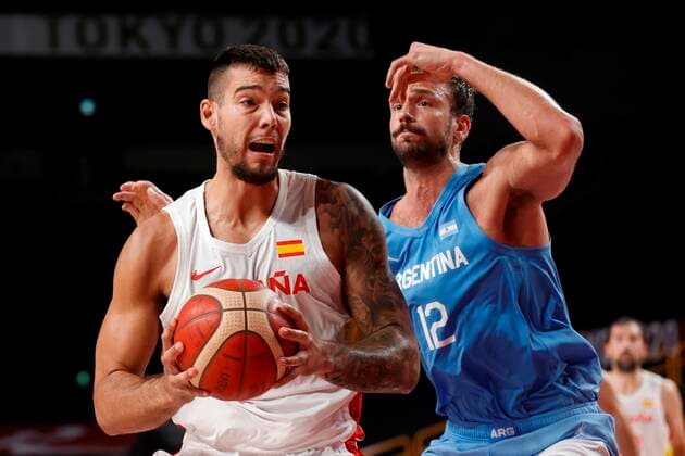 Spain s Willy Hernangomez (L) in action against Argentina s Marcos Delia (R) during their match for Group C of men s basketball between Spain and Argentina for the 2020 Olympic Games, Olympische Spiele, Olympia, OS at the Saitama Super Arena in Tokyo, Japan, 29 July 2021. 2020 Olympics Basketball: Spain - Argentina !ACHTUNG: NUR REDAKTIONELLE NUTZUNG!  Copyright: xKaixFörsterlingx EVE4179 20210729-e246b356c686bbe5173ae31b1be0ddf394b85f96
