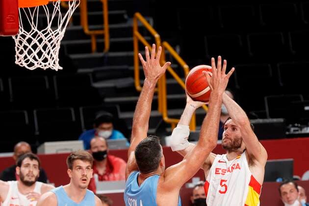 Spain s Rudy Fernandez (R) in action against Argentina s Luis Scola (C) during their match for Group C of men s basketball between Spain and Argentina for the 2020 Olympic Games, Olympische Spiele, Olympia, OS at the Saitama Super Arena in Tokyo, Japan, 29 July 2021. 2020 Olympics Basketball: Spain - Argentina !ACHTUNG: NUR REDAKTIONELLE NUTZUNG!  Copyright: xKaixFörsterlingx EVE4234 20210729-be9b9a82d47c43b1bd6ead5cfe6c649639bc316b