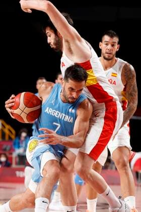 Spain s Alex Abrines (R) in action against Argentina s Facundo Campazzo (L) during their match for Group C of men s basketball between Spain and Argentina for the 2020 Olympic Games, Olympische Spiele, Olympia, OS at the Saitama Super Arena in Tokyo, Japan, 29 July 2021. 2020 Olympics Basketball: Spain - Argentina !ACHTUNG: NUR REDAKTIONELLE NUTZUNG!  Copyright: xKaixFörsterlingx EVE4211 20210729-e5c9d367a93a9a7b0263ba4a9a778f9e1f5a5a30