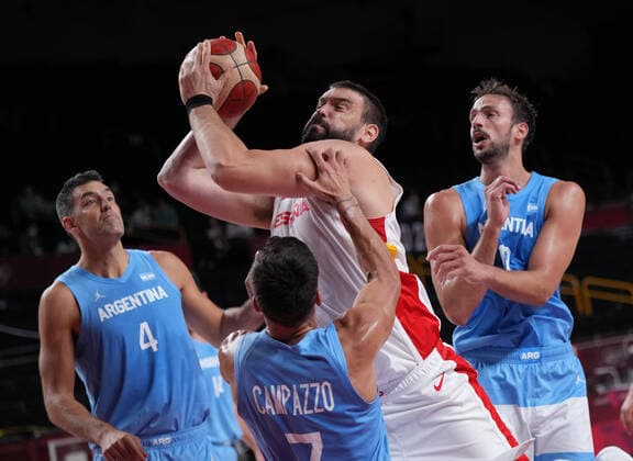 (210729) -- SAITAMA, July 29, 2021 -- Spain s Marc Gasol vies against Argentina s Facundo Campazzo during the men s basketball preliminary match of Group C at Tokyo 2020 Olympic Games, Olympische Spiele, Olympia, OS in Saitama, Japan, July 29, 2021. ) (TOKYO2020)XHTP-JAPAN-SAITAMA-OLY-BASKETBALL-MEN-PRELIMINARY-GROUP C MengxYongmin 