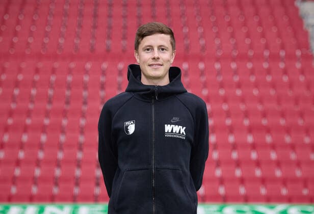 Nikolas Guschl physiotherapist FC Augsburg 1907 1 BL, portrait date 2021 2022,