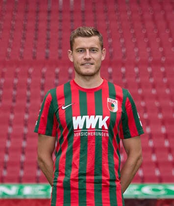 Alfred Finnbogason FC Augsburg 1907 1 BL, portrait date 2021 2022,