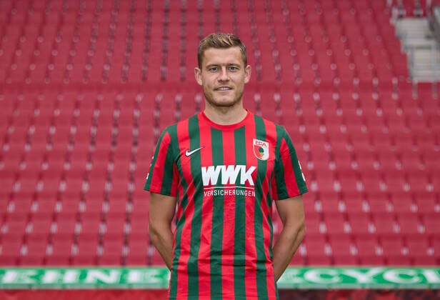 Alfred Finnbogason FC Augsburg 1907 1 BL, portrait date 2021 2022,