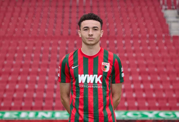 Ruben Vargas FC Augsburg 1907 1 BL, portrait date 2021 2022,