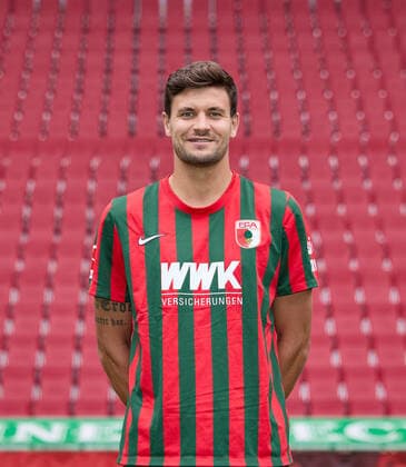 Tobias Strobl FC Augsburg 1907 1 BL, portrait date 2021 2022,