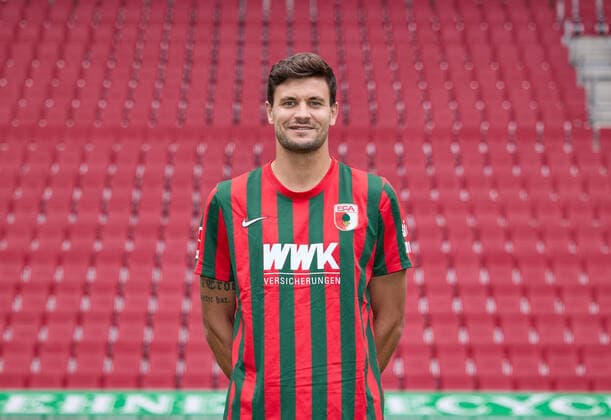 Tobias Strobl FC Augsburg 1907 1 BL, portrait date 2021 2022,