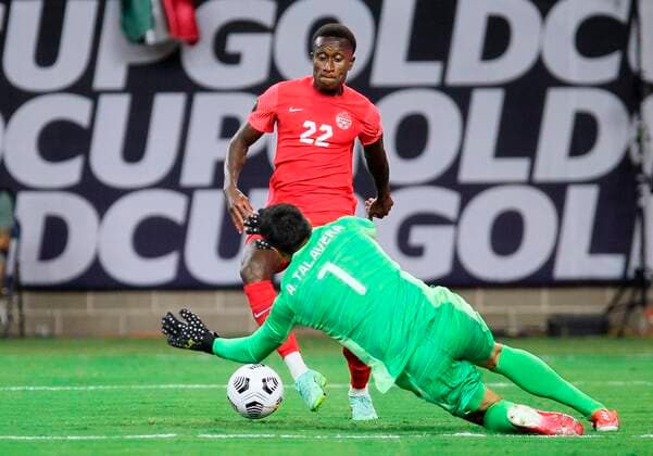 Fußball, CONCACAF Gold Cup, Mexiko - Katar Goalkeeper Alfredo Talavera of Mexico disputes the ball with Richie Laryea of Canada, today, during a semifinal match of the Copa de Oro, played at the NRG Stadium, in Houston, Texas, United States, 29 July 2021. EFE Jorge Clara Mexico vs Canada !ACHTUNG: NUR REDAKTIONELLE NUTZUNG!  Copyright: xJorgexClarax USA1181 20210730-0dbd84f5169f4f7ca52cb8a613d8c1c88767f535