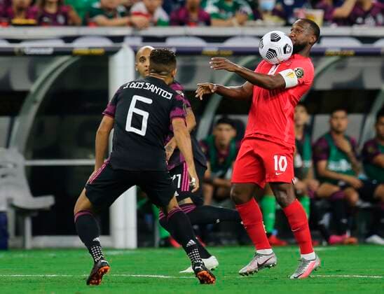Fußball, CONCACAF Gold Cup, Mexiko - Katar Jonathan Dos Santos (L) of Mexico disputes the ball with Junior Hoilett of Canada, today, during a semifinal match of the Copa de Oro, played at the NRG Stadium, in Houston, Texas, United States, 29 July 2021. EFE Jorge Clara Mexico vs Canada !ACHTUNG: NUR REDAKTIONELLE NUTZUNG!  Copyright: xJorgexClarax USA1182 20210730-1c099bee4e5385007afc704bee2057b7029e739f