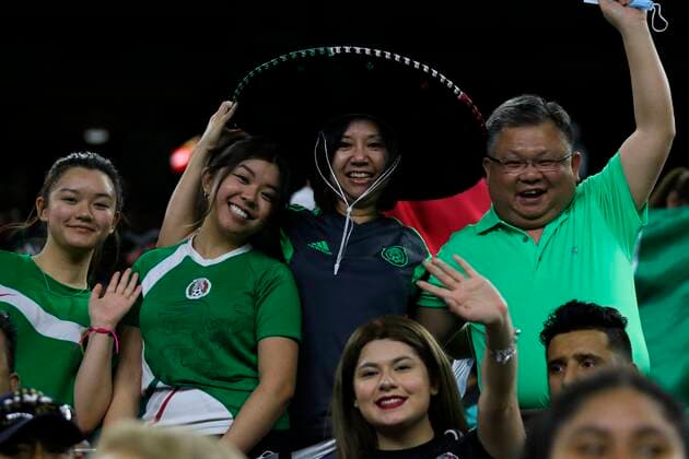 Fußball, CONCACAF Gold Cup, Mexiko - Katar Fans of the Mexico national team, Nationalteam celebrate during a match between Mexico and Canada for the semifinals of the Gold Cup, today, at the NRG Stadium in Houston, Texas, USA, 29 July 2021. The presence of the Mexican national team for the thirteenth time in the semifinals of the Gold Cup, and the eighth as a defending champion, is nothing new in the sixteenth edition of the most important Concacaf tournament, nor is it a rival to that of Canada, of which it has always been its executioner. EFE Jorge ClarA Mexico, to maintain its champion status against Canada !ACHTUNG: NUR REDAKTIONELLE NUTZUNG! Copyright: xJorgexClarax USA1174 20210730-3c658ab42be824fb5eeeb096e27cdb0066ad7f51