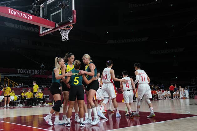 OLY21 BASKETBALL WOMENS AUST CHINA, Leilana Mitchell of Australia (centre) celebrates with teammates during the Women s Preliminaries Group C Basketball match between China and Australia at the Saitama Super Arena during the Tokyo Olympic Games, Olympische Spiele, Olympia, OS in Tokyo, Japan Friday, July 30, 2021. ( NO ARCHIVING, EDITORIAL USE ONLY, NO USE IN BOOKS WITHOUT CONSENT TOKYO JAPAN  Copyright: xJOExGIDDENSx 20210730001562109422