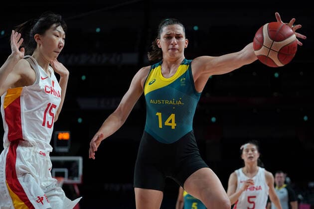 OLY21 BASKETBALL WOMENS AUST CHINA, Marianna Tolo of Australia competes for possession with Han Xu of China during the Women s Preliminaries Group C Basketball match between China and Australia at the Saitama Super Arena during the Tokyo Olympic Games, Olympische Spiele, Olympia, OS in Tokyo, Japan Friday, July 30, 2021. ( NO ARCHIVING, EDITORIAL USE ONLY, NO USE IN BOOKS WITHOUT CONSENT TOKYO JAPAN  Copyright: xJOExGIDDENSx 20210730001562111184