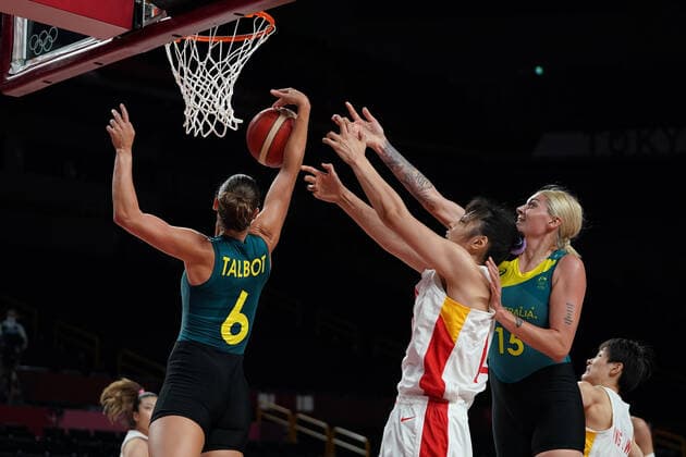 OLY21 BASKETBALL WOMENS AUST CHINA, Steph Talbot of Australia (left) blocks a shot from Li Yueru of China during the Women s Preliminaries Group C Basketball match between China and Australia at the Saitama Super Arena during the Tokyo Olympic Games, Olympische Spiele, Olympia, OS in Tokyo, Japan Friday, July 30, 2021. ( NO ARCHIVING, EDITORIAL USE ONLY, NO USE IN BOOKS WITHOUT CONSENT TOKYO JAPAN  Copyright: xJOExGIDDENSx 20210730001562113029