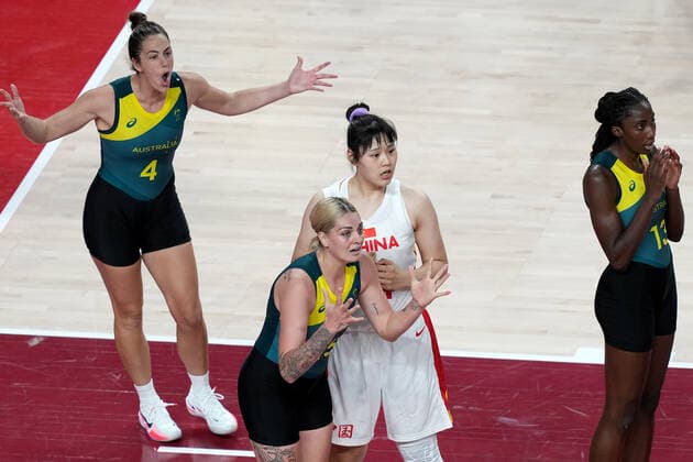 OLY21 BASKETBALL WOMENS AUST CHINA, Cayla George of Australia (centre) reacts after fouling Li Yueru of China in the final second of play during the Women s Preliminaries Group C Basketball match between China and Australia at the Saitama Super Arena during the Tokyo Olympic Games, Olympische Spiele, Olympia, OS in Tokyo, Japan Friday, July 30, 2021. ( NO ARCHIVING, EDITORIAL USE ONLY, NO USE IN BOOKS WITHOUT CONSENT TOKYO JAPAN  Copyright: xJOExGIDDENSx 20210731001562137323