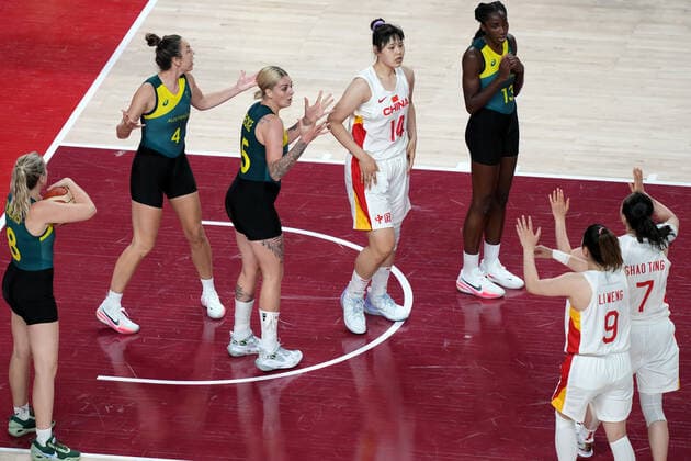 OLY21 BASKETBALL WOMENS AUST CHINA, Cayla George of Australia (centre) reacts after fouling Li Yueru of China in the final second of play during the Women s Preliminaries Group C Basketball match between China and Australia at the Saitama Super Arena during the Tokyo Olympic Games, Olympische Spiele, Olympia, OS in Tokyo, Japan Friday, July 30, 2021. ( NO ARCHIVING, EDITORIAL USE ONLY, NO USE IN BOOKS WITHOUT CONSENT TOKYO JAPAN  Copyright: xJOExGIDDENSx 20210731001562137387