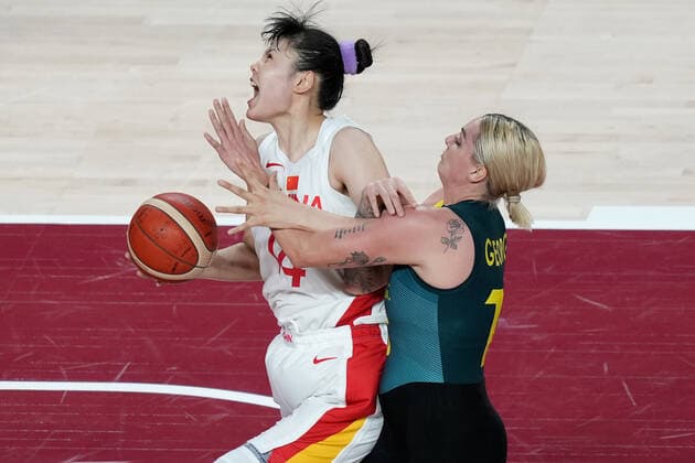 OLY21 BASKETBALL WOMENS AUST CHINA, Cayla George of Australia fouls Li Yueru of China in the final second of play during the Women s Preliminaries Group C Basketball match between China and Australia at the Saitama Super Arena during the Tokyo Olympic Games, Olympische Spiele, Olympia, OS in Tokyo, Japan Friday, July 30, 2021. ( NO ARCHIVING, EDITORIAL USE ONLY, NO USE IN BOOKS WITHOUT CONSENT TOKYO JAPAN  Copyright: xJOExGIDDENSx 20210731001562137629