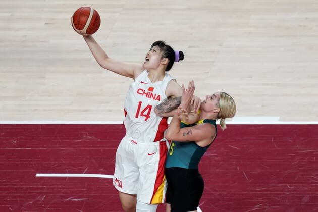 OLY21 BASKETBALL WOMENS AUST CHINA, Cayla George of Australia fouls Li Yueru of China in the final second of play during the Women s Preliminaries Group C Basketball match between China and Australia at the Saitama Super Arena during the Tokyo Olympic Games, Olympische Spiele, Olympia, OS in Tokyo, Japan Friday, July 30, 2021. ( NO ARCHIVING, EDITORIAL USE ONLY, NO USE IN BOOKS WITHOUT CONSENT TOKYO JAPAN  Copyright: xJOExGIDDENSx 20210731001562138564