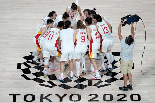 OLY21 BASKETBALL WOMENS AUST CHINA, China celebrate following their win in the Women s Preliminaries Group C Basketball match against Australia at the Saitama Super Arena during the Tokyo Olympic Games, Olympische Spiele, Olympia, OS in Tokyo, Japan Friday, July 30, 2021. ( NO ARCHIVING, EDITORIAL USE ONLY, NO USE IN BOOKS WITHOUT CONSENT TOKYO JAPAN  Copyright: xJOExGIDDENSx 20210731001562139646